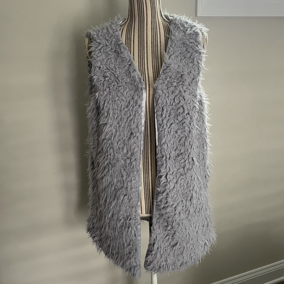 Fluffy Faux Fur Vest - Picture 5 of 12